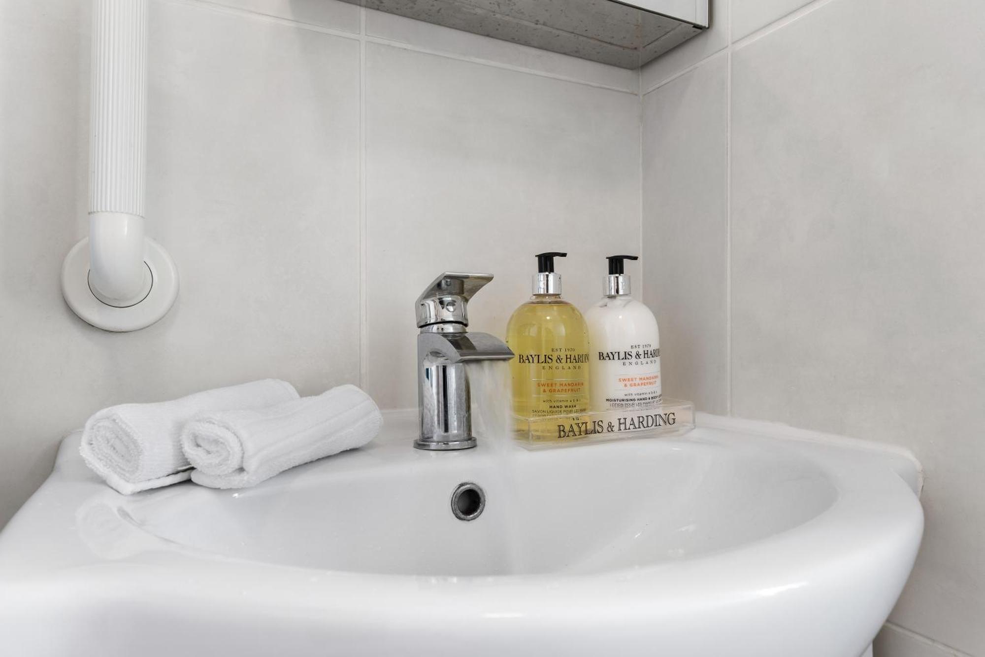 Clapham Serenity Garden Retreat With Free Parking 런던 외부 사진